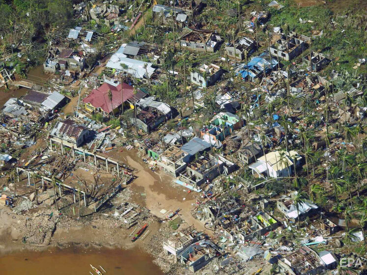 Жертвами супертайфуна на Филиппинах стали более 100 человек