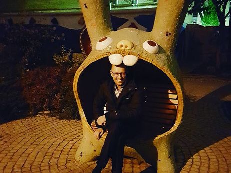 Яценюк о фотографии на лавочке в виде кролика: Сказал Авакову, что мне поставили памятник