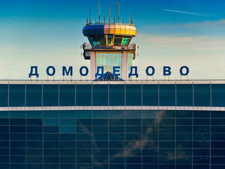 В московском Домодедово тягач самолета столкнулся со снегоуборщиком