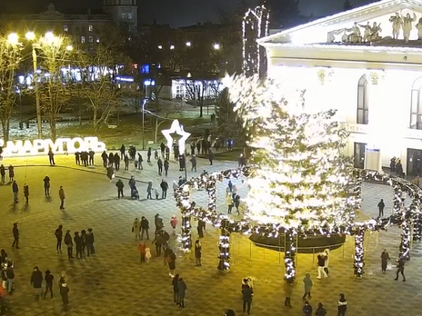 В Мариуполе рухнула главная елка города. Видео