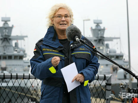 Глава минобороны ФРГ призвала лишить окружение Путина возможности ездить на шопинг в Париж