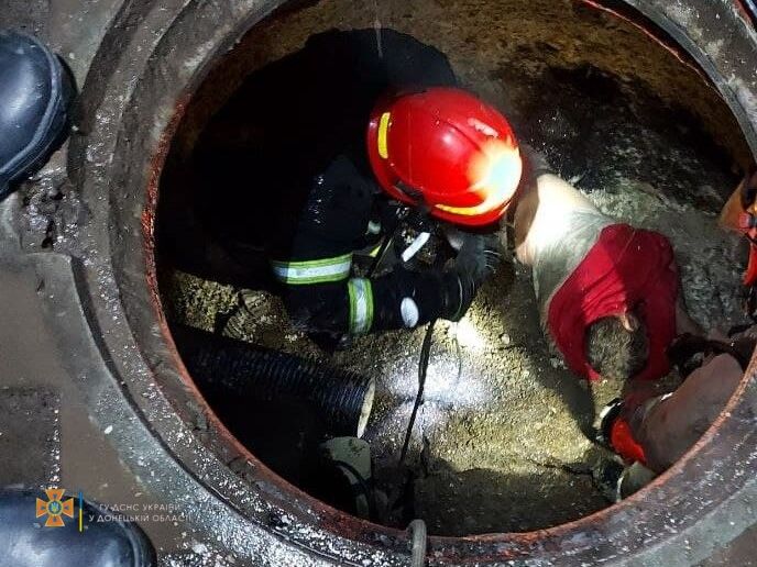 В Мариуполе из канализационного колодца достали двоих мужчин, одного госпитализировали – ГСЧС