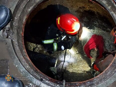 У Маріуполі з каналізаційного колодязя дістали двох чоловіків, одного госпіталізували – ДСНС