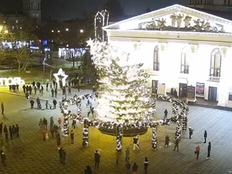 У Маріупольській міськраді пообіцяли відновити повалену ялинку 