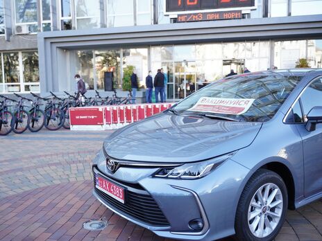 В Виннице сын судьи выиграл Toyota Corolla в конкурсе от мэрии. Это будет четвертое авто в семье