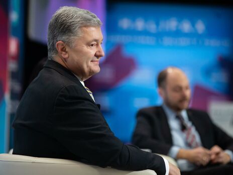 Порошенка, який перебуває за кордоном, повторно викликали у ДБР. Вручатимуть клопотання про запобіжний захід