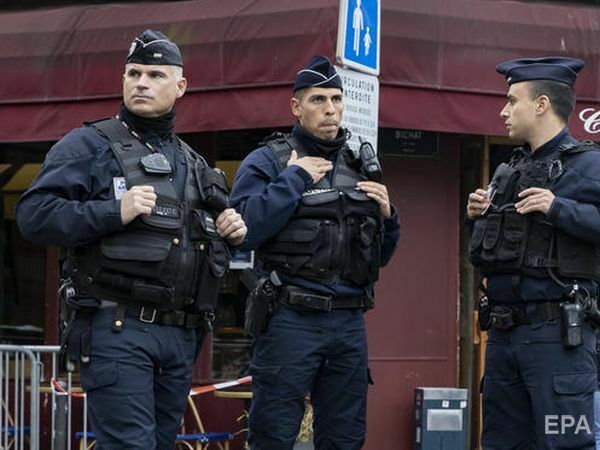 У Парижі озброєний чоловік взяв у заручники двох жінок