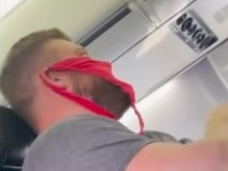 Американець на знак протесту проти маскового режиму на борту літака надів замість маски стринги. Відео