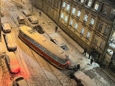 У Києві в розпал снігопаду зійшов із рейок трамвай. Фото