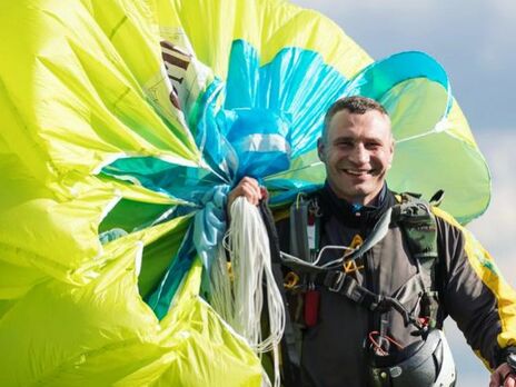 50-летний Виталий Кличко рассказал о своем увлечении парашютным спортом