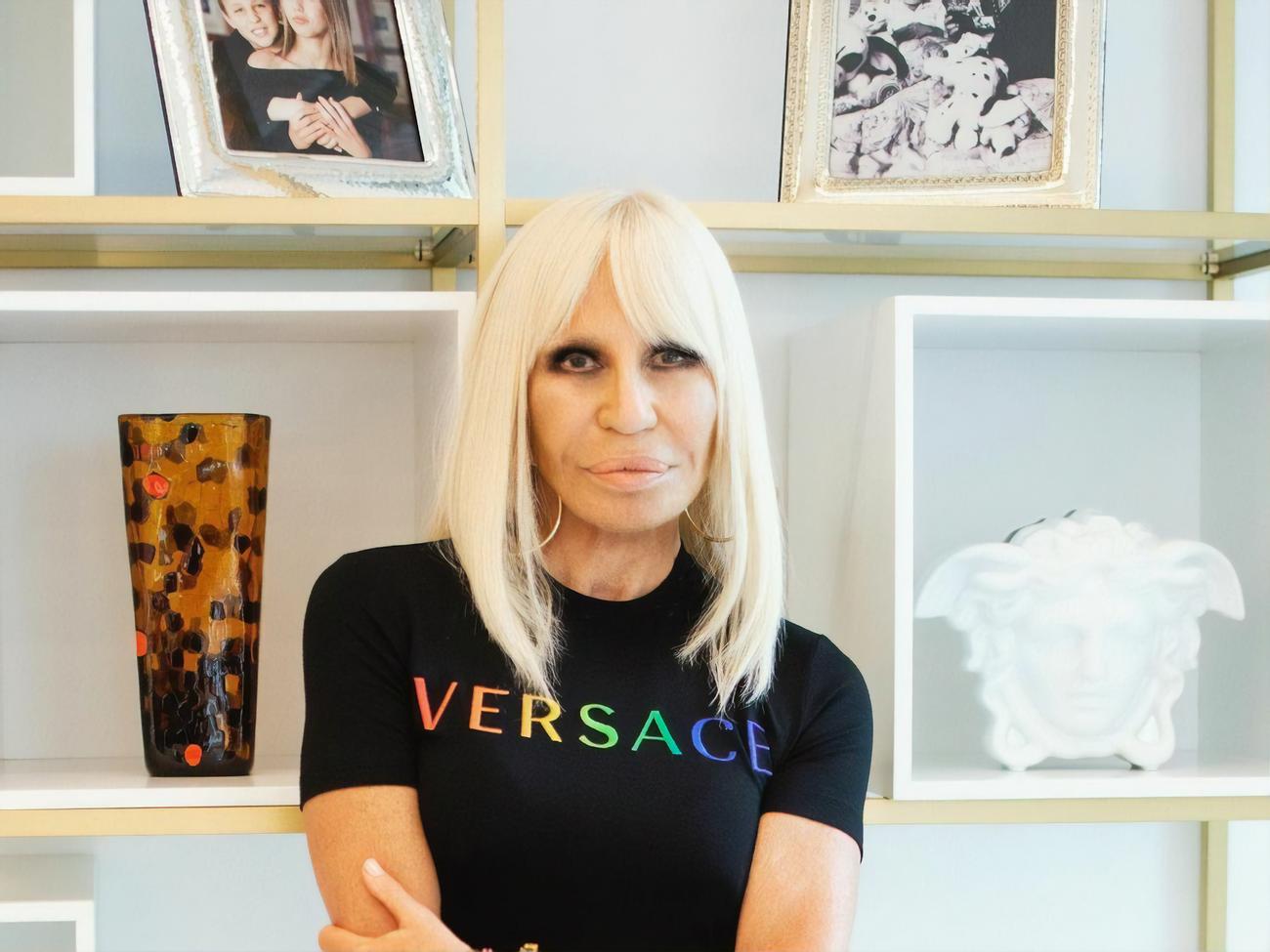 Донателла Версаче показала 10 нарядов Versace, которые выбрали ее звездные  клиенты для красных дорожек в 2021 году