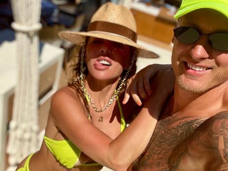 39-летняя Седокова показала свое фото в купальнике, которое стояло у ее молодого мужа на заставке телефона