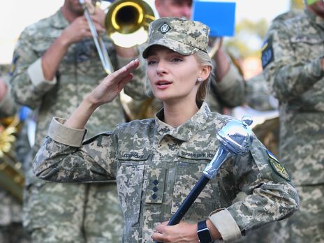 Міноборони України зобов'язало жінок більшості професій стати на військовий облік. Серед них – учені, журналісти та менеджери