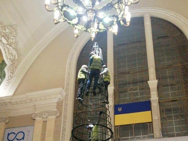 "Военная контрразведка искала, а мы нашли". Пропавшая елка для киевского вокзала нашлась, ее обещают зажечь 24 декабря