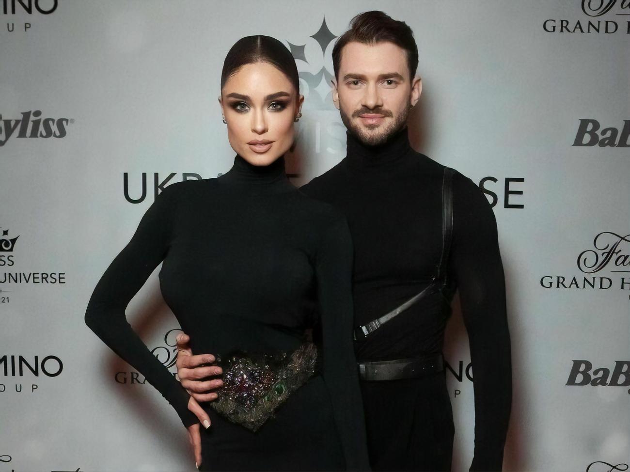 Қарт адам кеудесін сипалап, трусикиге шығып жатыр (видео)