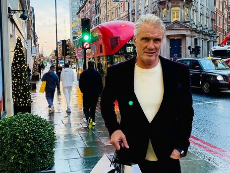 64-летний Лундгрен показал новогодний снимок с 25-летней женой, которая больше не блондинка