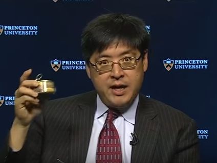 Прогнозировавший поражение Трампа на выборах политолог съел сверчка в прямом эфире. Видео