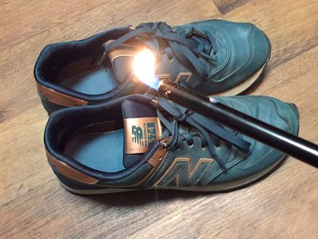 Американцы жгут и выбрасывают кроссовки фирмы New Balance из-за поддержки ею Трампа