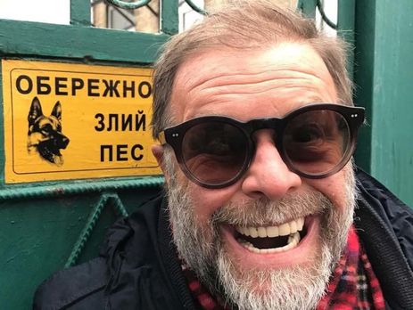 В Полтаве в ходе уличного концерта Гребенщиков спел в честь умершего Леонарда Коэна. Видео