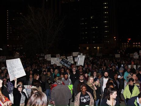 В Индиане в ходе протестов против Трампа ранены двое полицейских