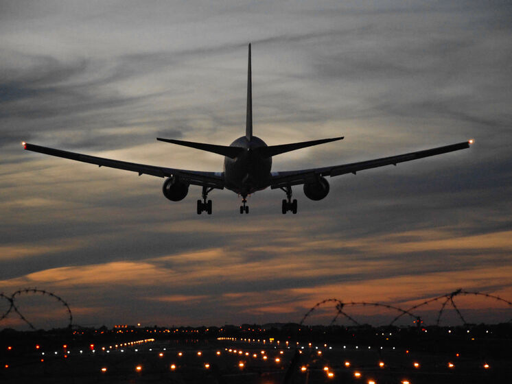 Авіакомпанії скасували сотні рейсів через штам коронавірусу 