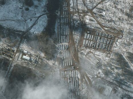 Супутникові знімки демонструють, що Росія і далі нарощує сили поблизу України – Reuters