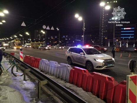 В Киеве перекрыли движение по мосту Патона из-за сообщения о минировании