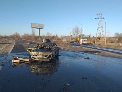 Под Киевом произошло ДТП, после которого загорелось авто. Пострадала семья с двумя детьми