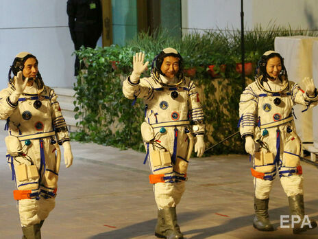 Китайські космонавти шість годин провели у відкритому космосі, збираючи нову орбітальну станцію
