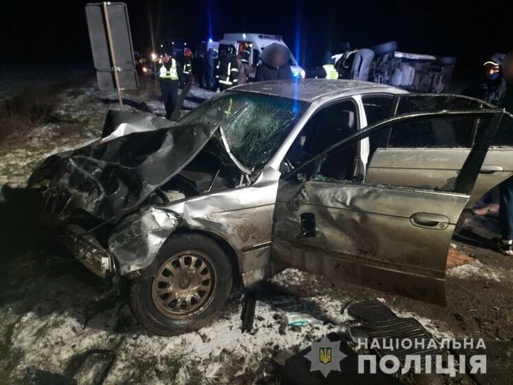 Под Одессой автомобиль столкнулся с микроавтобусом, пять человек пострадали