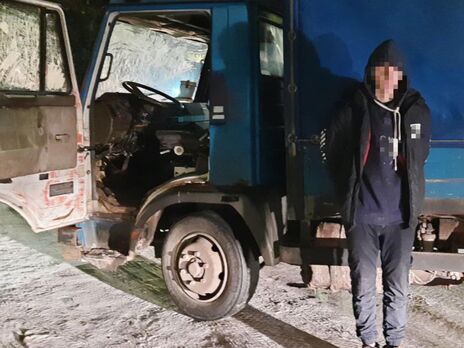 У Київській області підліток викрав вантажівку, щоб покатати дівчину – поліція