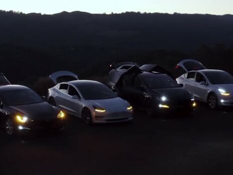 На видео четыре модели Tesla S, 3, X и Y стоят в ряд и моргают фарами под "Щедрик" украинского композитора Николая Леонтовича