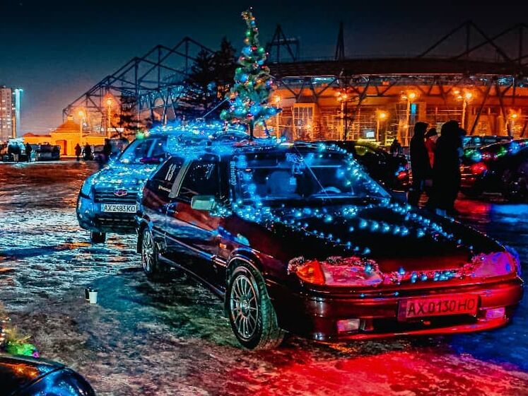 В Харькове 150 машин выстроили фигуру рождественского ангела