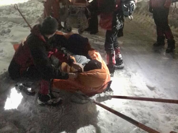 Спасатели спустили с вершины в Карпатах травмированную туристку