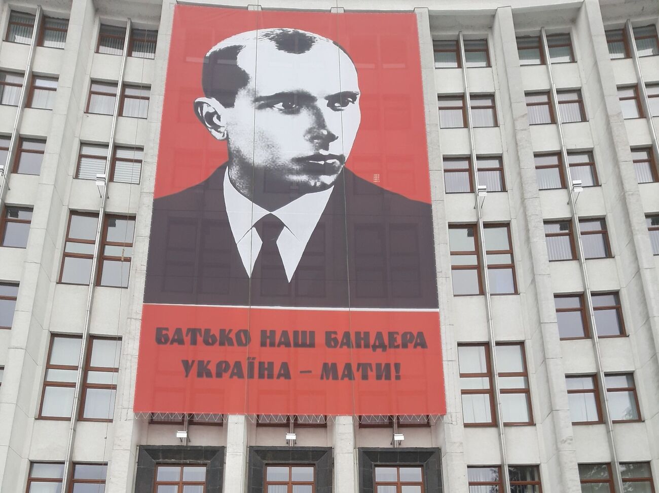 В Тернополе, где облили памятник Бандере краской, вывесили 11-метровый  баннер с его портретом