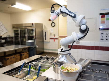 В США создали робота-повара. Он помогает военным