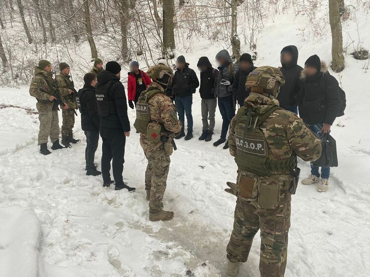 Українські прикордонники затримали вісьмох нелегальних мігрантів – ішли в Румунію