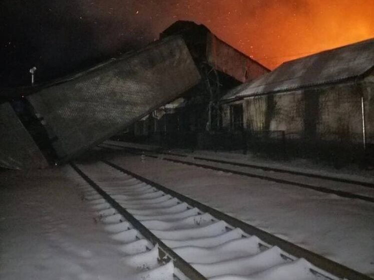 Під Тернополем горів склад хлібокомбінату, через пожежу затримався поїзд "Ворохта – Київ"