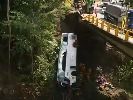 У Колумбії автобус зірвався з кручі, є загиблі