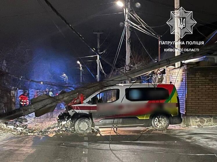 Под Киевом "скорая" врезалась в электроопору. Пострадали два человека