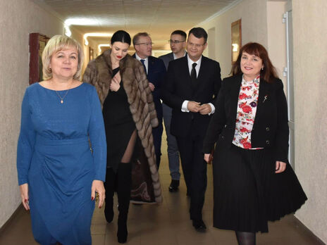 Тишкун (друга ліворуч) у вечірньому вбранні супроводжувала заступника міністра під час офіційного візиту до мерії Львова