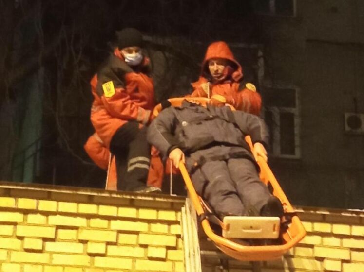 Не выдержал трос. В Киеве спасатели уронили с высоты носилки с пострадавшим. Видео