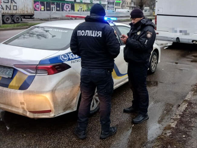В Одессе водитель наехал на патрульного, полицейские открыли огонь по колесам машины