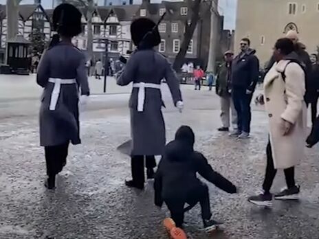 У Лондоні королівський гвардієць під час маршу збив із ніг дитину. Відео