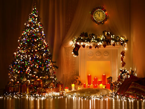 Романтична подорож, автомобіль, гроші. Українці розповіли, які подарунки хотіли б отримати на Новий рік – опитування