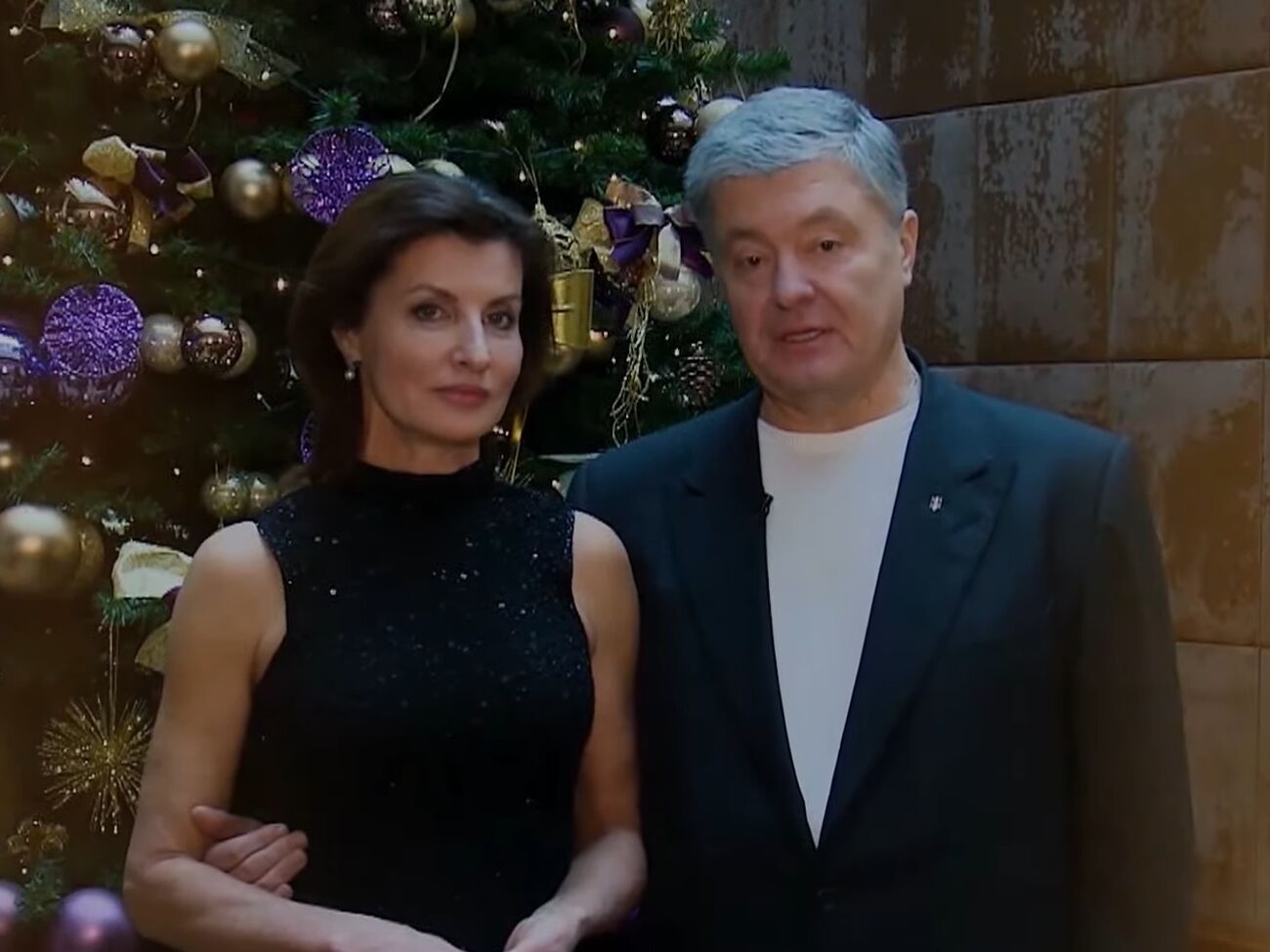 “Прямий” и “5 канал” показали новогоднее поздравление Порошенко вместо обращения Зеленского