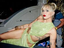 Майли Сайрус потеряла наряд и пела топлес на новогодней вечеринке. В сети опубликовали видео