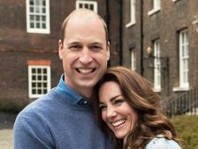 Герцог и герцогиня Кембриджские поделились снимком, который сделали на заднем сидении машины