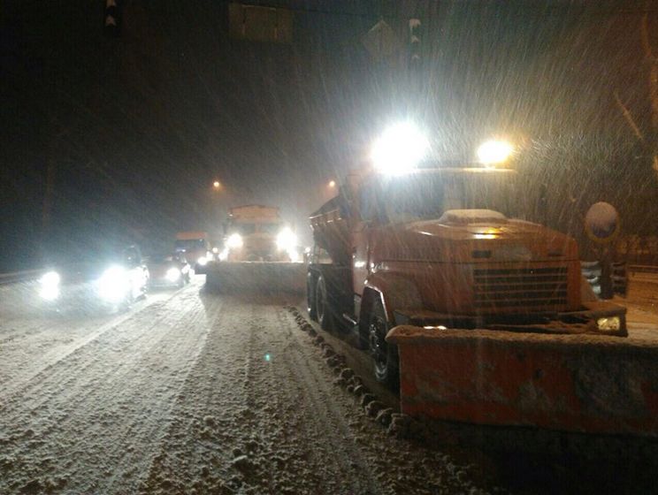 Омелян: Половина Украины в снегу, сугробы на дорогах достигают метра в высоту