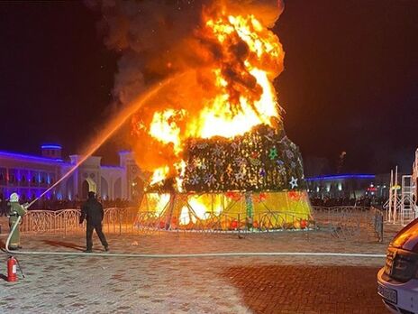У Казахстані новорічної ночі згоріла ялинка на центральній площі міста, жителі фотографувалися на її тлі. Відео